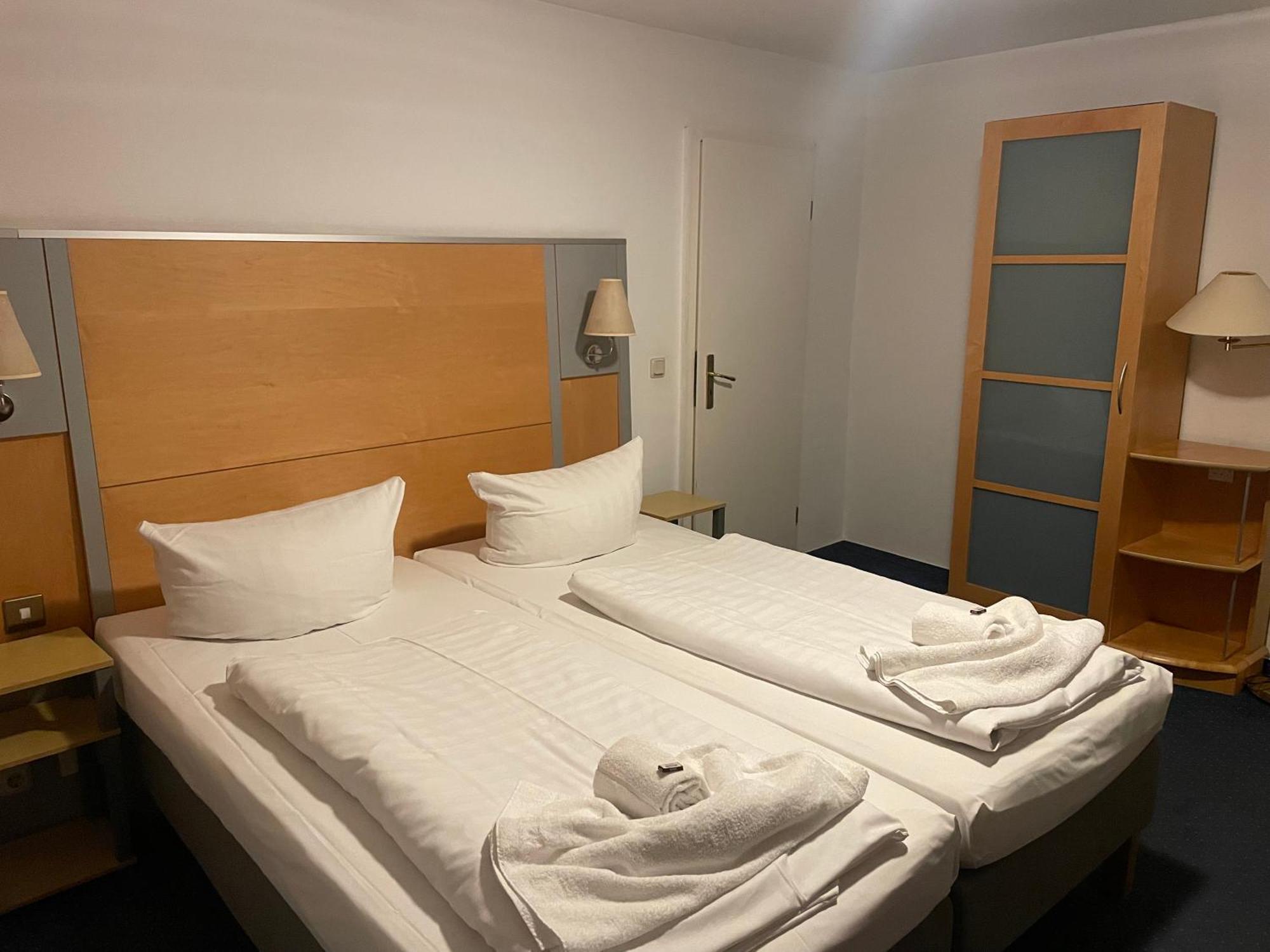 Hotel Zum Strand Росток Экстерьер фото